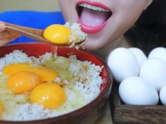 吃生鸡蛋营养健康吗？