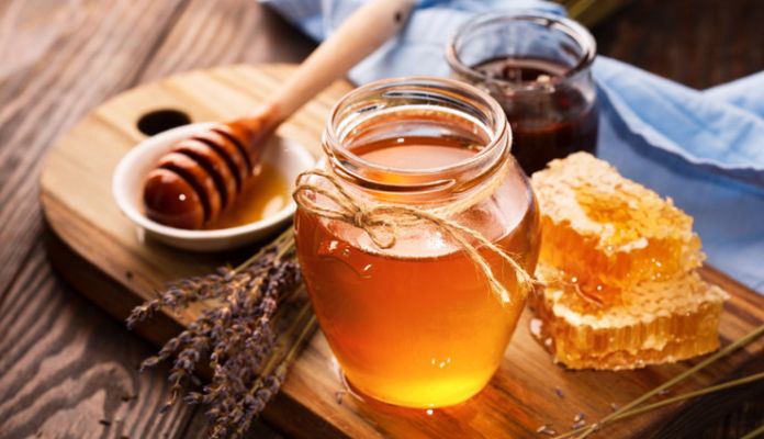 喝蜂蜜可以解酒，但是不建议你这么干